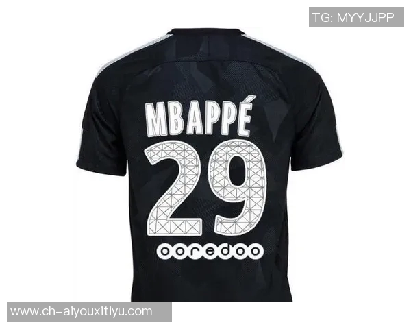 巴黎新赛季第四款球衣发布黑色主调搭配炭灰与玫瑰色渐变设计